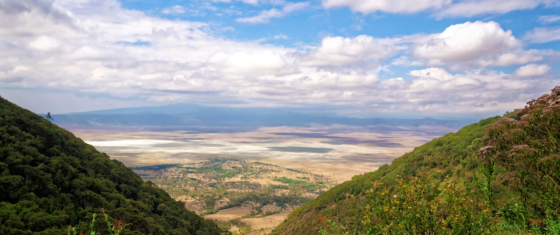 uizicht op krater van ngorongoro conservation area