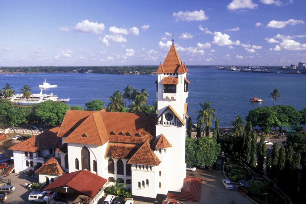 Église à Car es Salaam, Tanzanie, avec la mer en arrière-plan