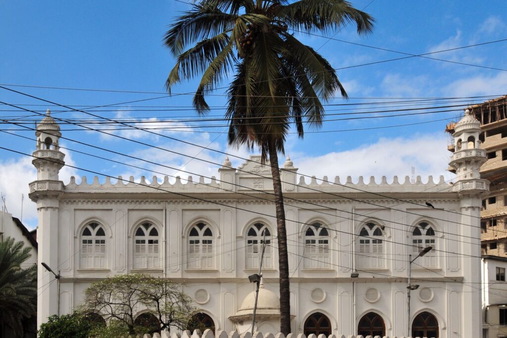 Moschee in Dar es Salaam, Tansania, mit einer Palme vor der Moschee