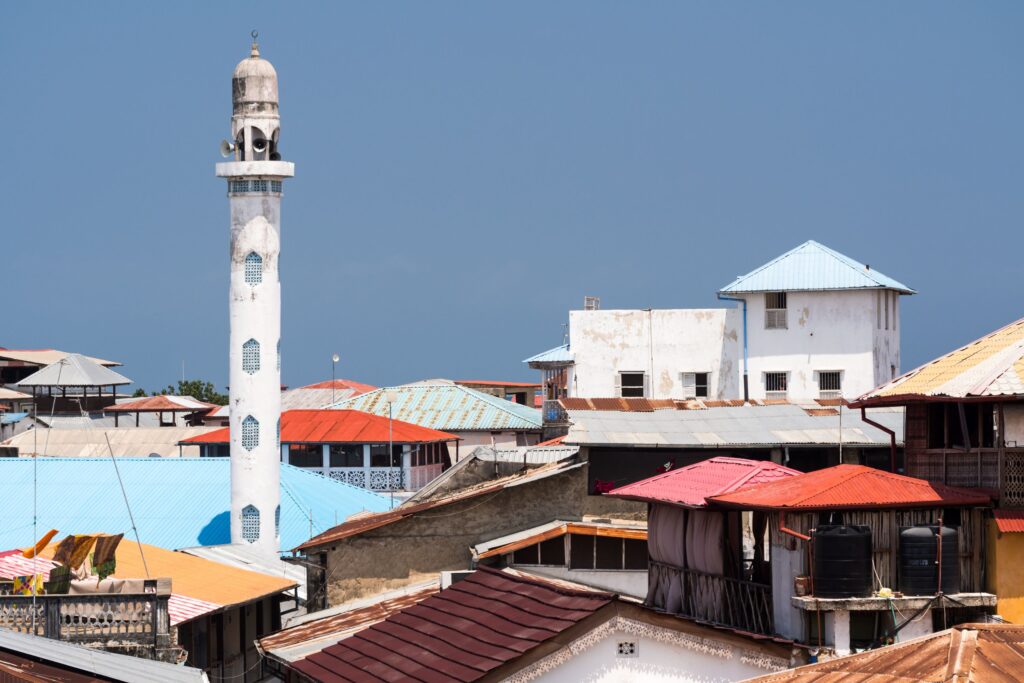 Mosquée à Zanzibar, Tanzanie, entourée de maisons