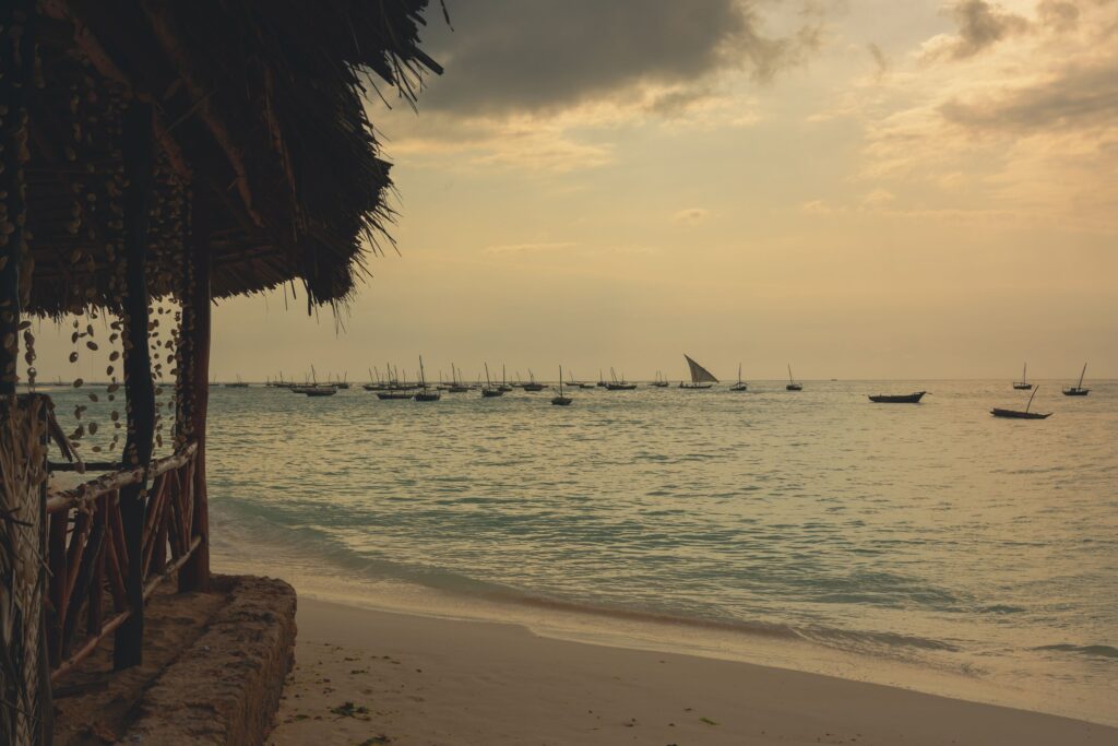 Plage de Nungwi, Tanzanie, avec une hutte sur le côté pendant le coucher du soleil