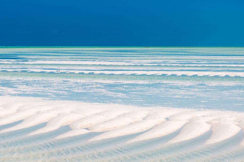 Océan peu profond de Paje, Tanzanie, Zanzibar, avec du sable ondulé